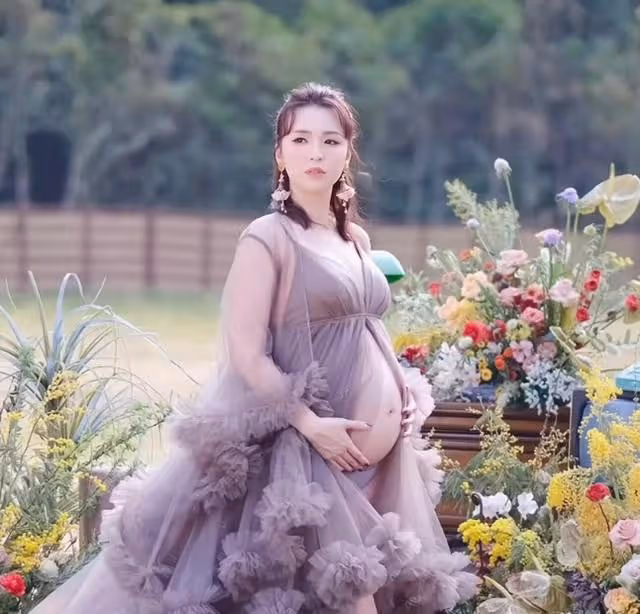 TVB童顏女神宣布封肚!曬唯美孕肚寫真,懷二胎5個月胸部變豐滿