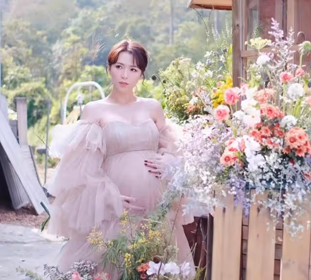 TVB童顏女神宣布封肚!曬唯美孕肚寫真,懷二胎5個月胸部變豐滿