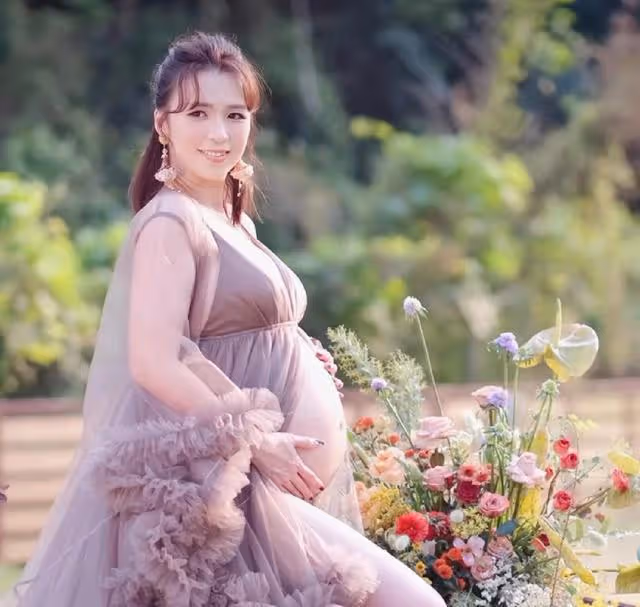TVB童顏女神宣布封肚!曬唯美孕肚寫真,懷二胎5個月胸部變豐滿