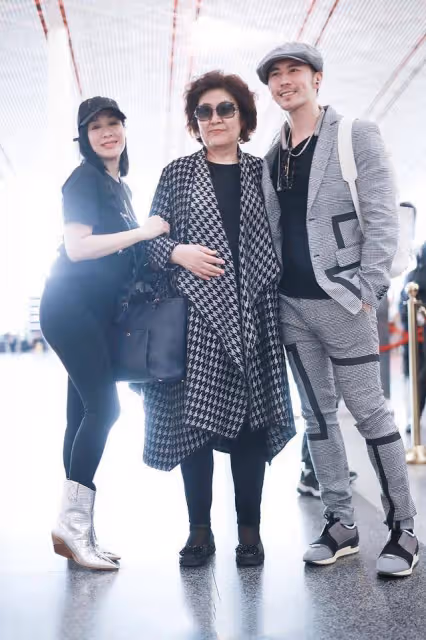 當鐘麗緹和伊能靜同曬婆婆合影！終於知道「真嫩」和「扮嫩」的差距有多大