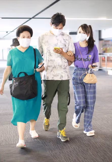 當鐘麗緹和伊能靜同曬婆婆合影！終於知道「真嫩」和「扮嫩」的差距有多大