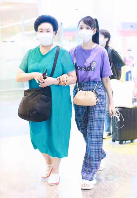 當鐘麗緹和伊能靜同曬婆婆合影！終於知道「真嫩」和「扮嫩」的差距有多大
