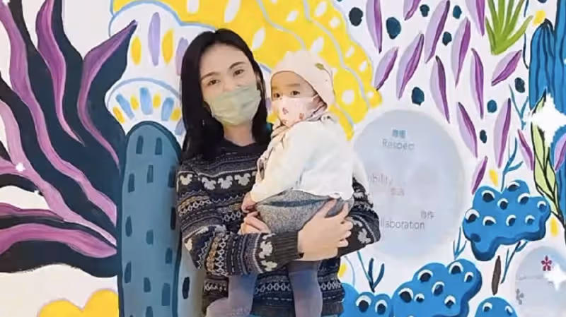 李亞鵬妻子曬母女同框，與李嫣畫作合影，喊繼女「嫣兒」有親和力