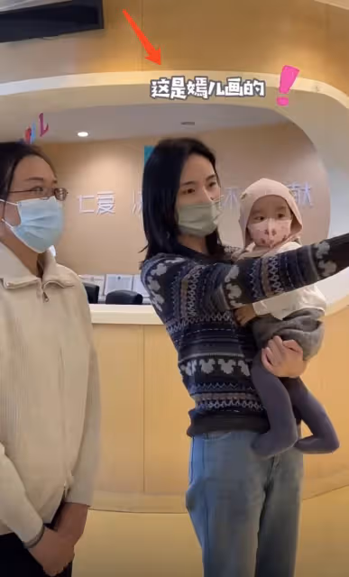 李亞鵬妻子曬母女同框,與李嫣畫作合影,喊繼女「嫣兒」有親和力