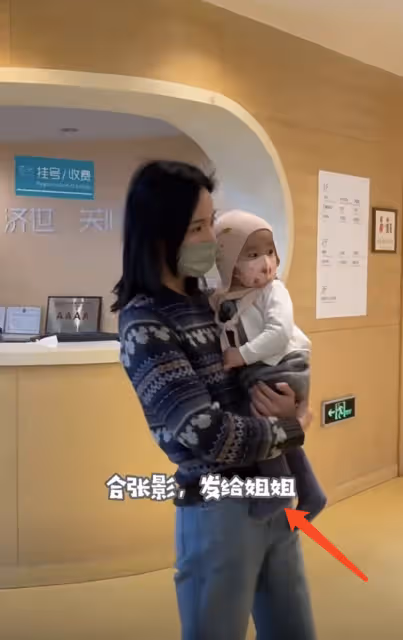 李亞鵬妻子曬母女同框,與李嫣畫作合影,喊繼女「嫣兒」有親和力