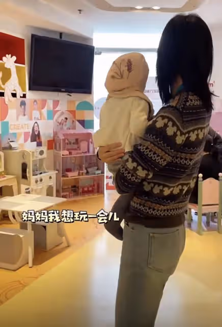李亞鵬妻子曬母女同框，與李嫣畫作合影，喊繼女「嫣兒」有親和力