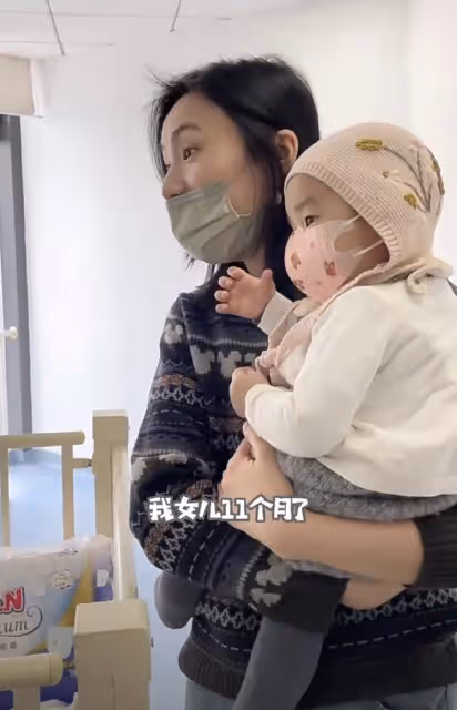 李亞鵬妻子曬母女同框，與李嫣畫作合影，喊繼女「嫣兒」有親和力