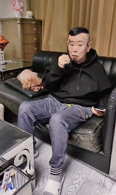 65歲潘長江跳網紅傣族舞,動作誇張辣眼睛,直播翻車後消瘦不少