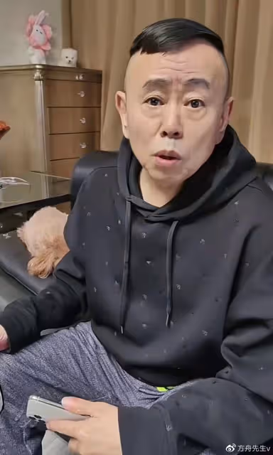 65歲潘長江跳網紅傣族舞,動作誇張辣眼睛,直播翻車後消瘦不少