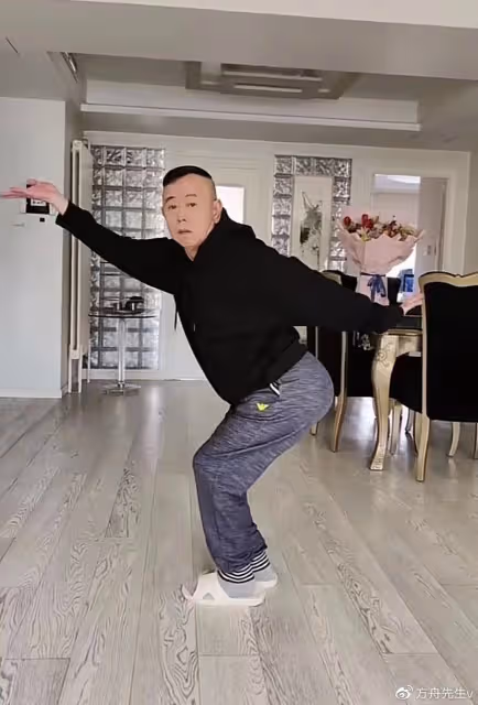 65歲潘長江跳網紅傣族舞,動作誇張辣眼睛,直播翻車後消瘦不少