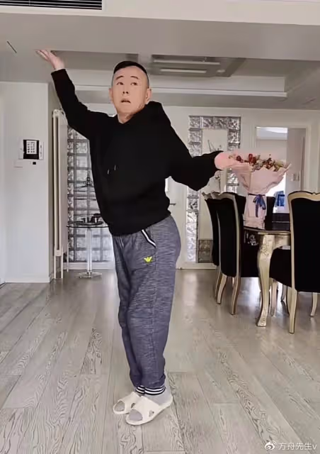65歲潘長江跳網紅傣族舞,動作誇張辣眼睛,直播翻車後消瘦不少