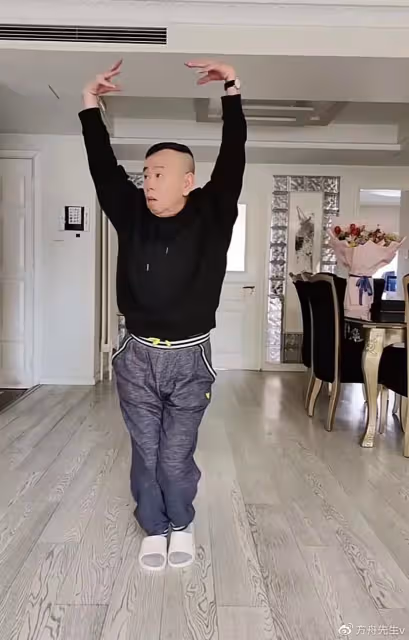 65歲潘長江跳網紅傣族舞,動作誇張辣眼睛,直播翻車後消瘦不少