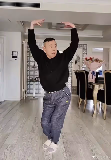 65歲潘長江跳網紅傣族舞,動作誇張辣眼睛,直播翻車後消瘦不少