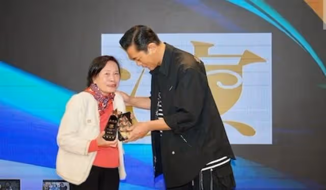 擔心!85歲資深港星曝近況不理想,患肺纖維化打標靶藥致身體變差