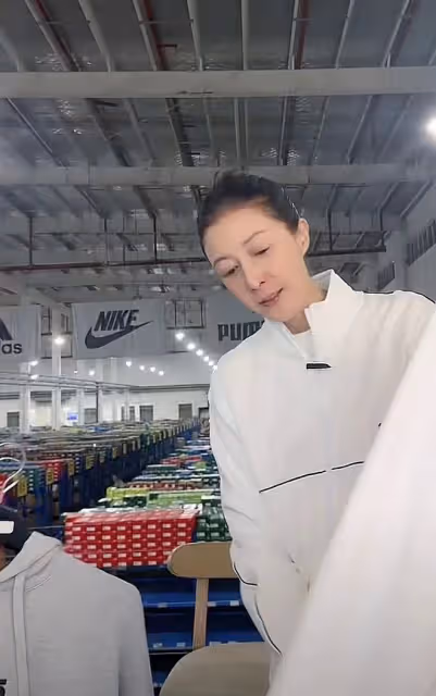 49歲吳綺莉定居內地,現身蘇州工廠帶貨顯消瘦,鼻頭凍紅模樣賣力