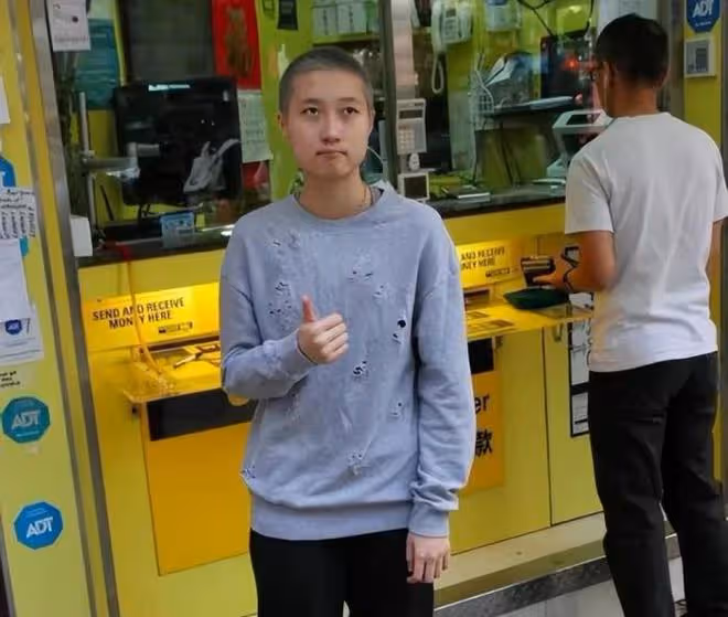 49歲吳綺莉定居內地,現身蘇州工廠帶貨顯消瘦,鼻頭凍紅模樣賣力