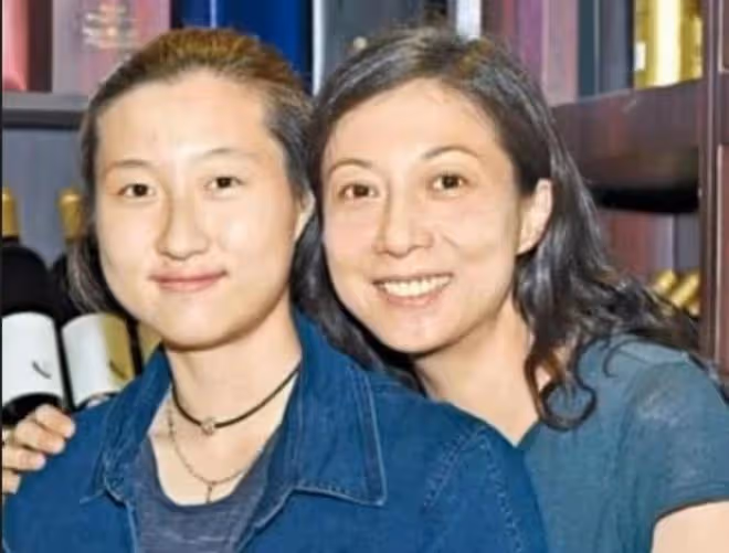 49歲吳綺莉定居內地,現身蘇州工廠帶貨顯消瘦,鼻頭凍紅模樣賣力