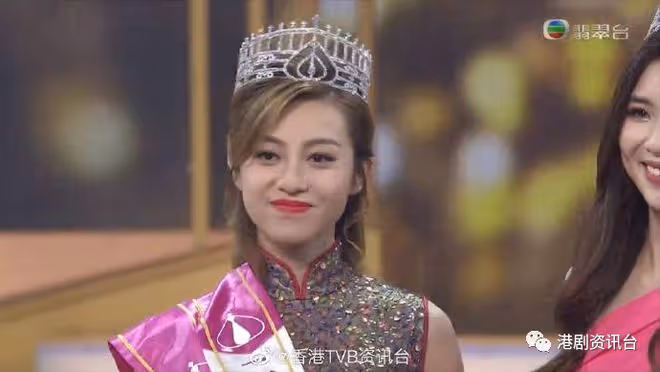 港姐亞軍被追問為何不回TVB!沒戲拍做直播惹質疑又黑面