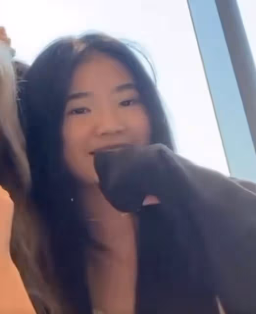 曹格12歲女兒和閨蜜拍視頻,穿包臀裙身材好辣,畫風成熟像21歲