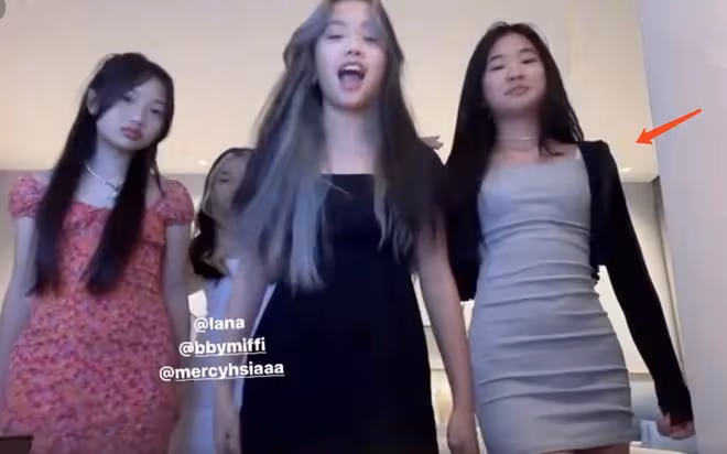 曹格12歲女兒和閨蜜拍視頻,穿包臀裙身材好辣,畫風成熟像21歲