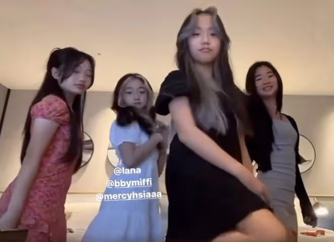 曹格12歲女兒和閨蜜拍視頻,穿包臀裙身材好辣,畫風成熟像21歲