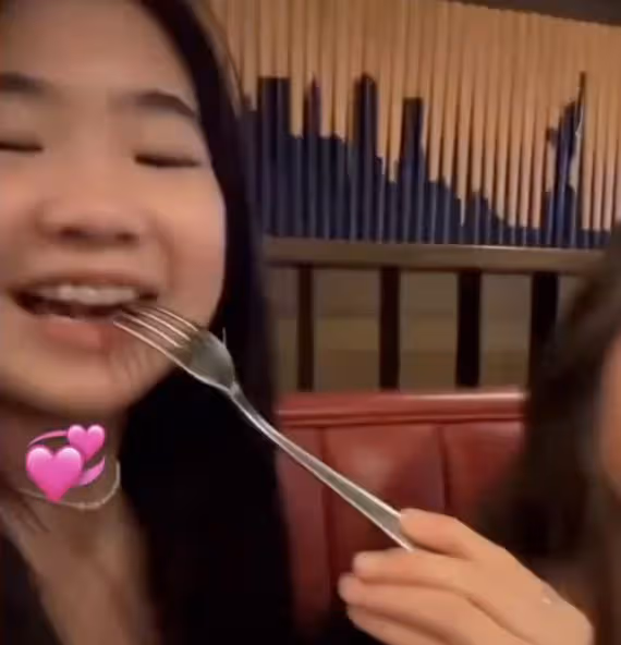曹格12歲女兒和閨蜜拍視頻,穿包臀裙身材好辣,畫風成熟像21歲