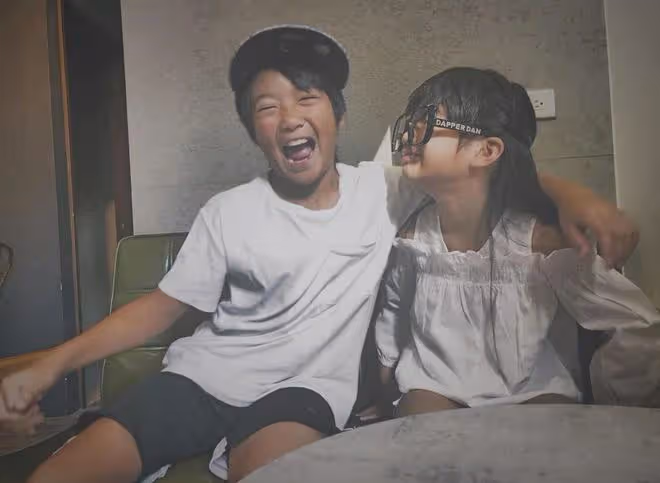 曹格12歲女兒和閨蜜拍視頻,穿包臀裙身材好辣,畫風成熟像21歲