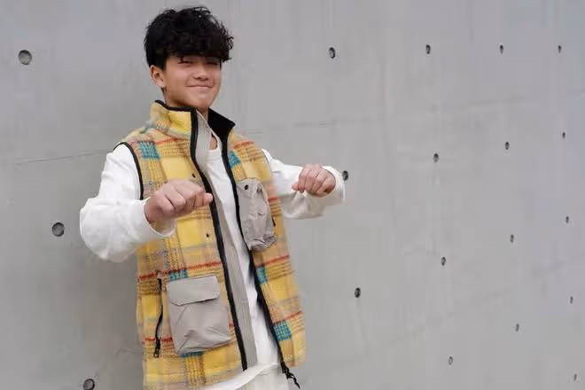 曹格12歲女兒和閨蜜拍視頻,穿包臀裙身材好辣,畫風成熟像21歲