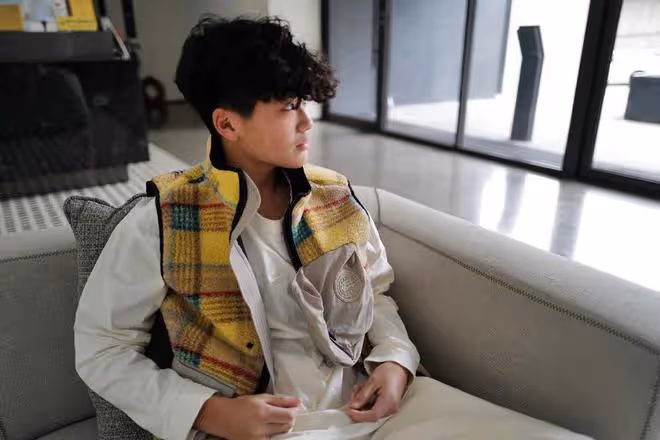 曹格12歲女兒和閨蜜拍視頻,穿包臀裙身材好辣,畫風成熟像21歲