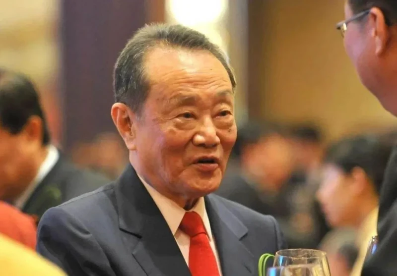 大馬富二代跟女明星訂婚後，卻被家裡人給破壞，如今幾千億的家業也不交給他