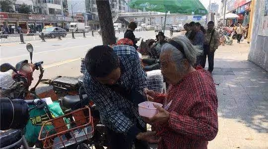 換我來回報您！送貨員不辭辛勞「天天載著媽媽上班」 他為照顧失智母「後座留給她7年」網淚：最好的孝順