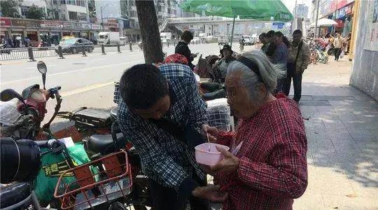 換我來回報您！送貨員不辭辛勞「天天載著媽媽上班」 他為照顧失智母「後座留給她7年」網淚：最好的孝順