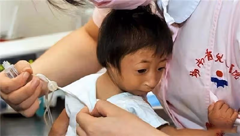 一產婦離奇生下一「小猴子」,雜技團得知,出25萬「高價收購」,14年後的今天,她怎麼樣了?