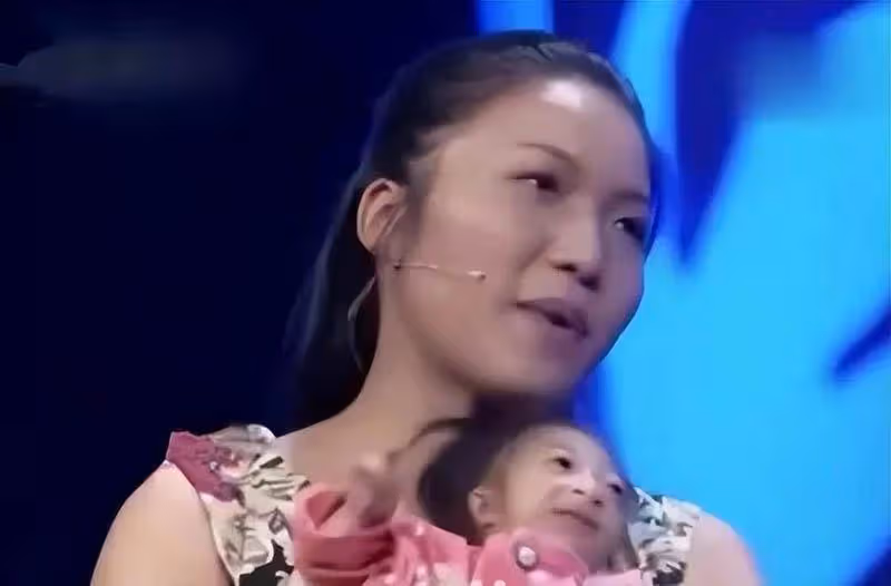 一產婦離奇生下一「小猴子」，雜技團得知，出25萬「高價收購」，14年後的今天，她怎麼樣了？