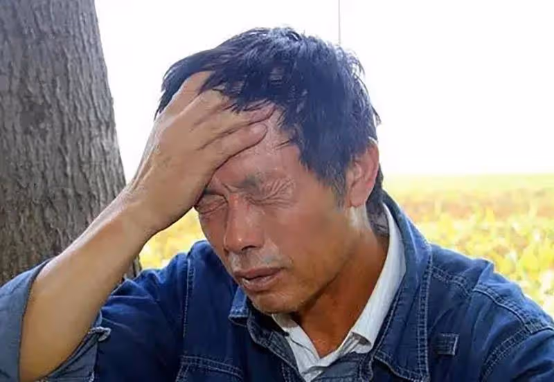 一產婦離奇生下一「小猴子」，雜技團得知，出25萬「高價收購」，14年後的今天，她怎麼樣了？