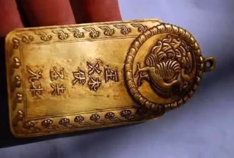 農民釣魚撿到金牌,鑒定時卻被要求「無償上交」,他一怒之下融成金手鐲,結局卻慘了