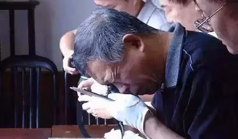 農民釣魚撿到金牌,鑒定時卻被要求「無償上交」,他一怒之下融成金手鐲,結局卻慘了