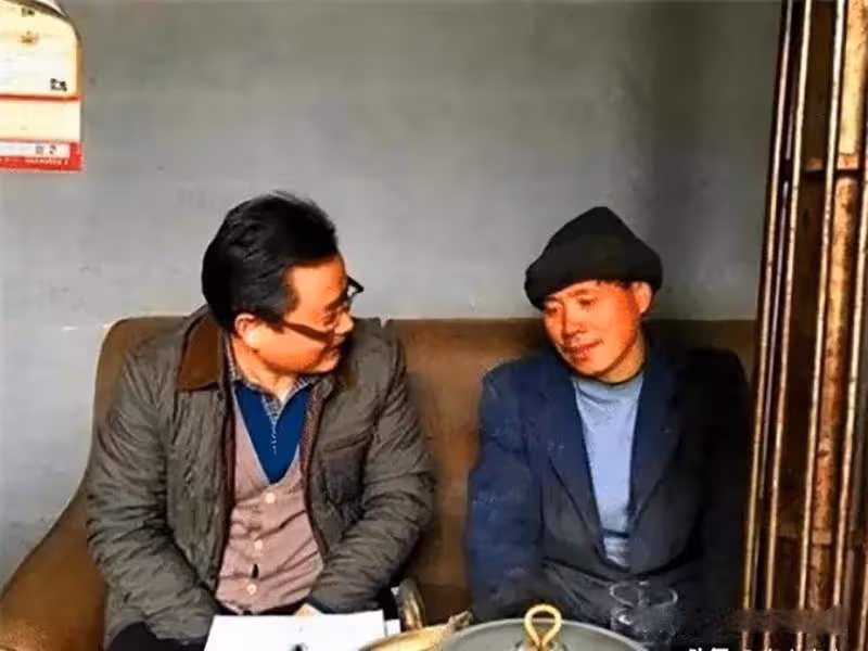 農民釣魚撿到金牌,鑒定時卻被要求「無償上交」,他一怒之下融成金手鐲,結局卻慘了
