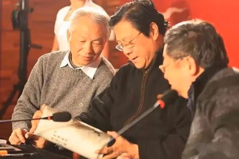 農民釣魚撿到金牌,鑒定時卻被要求「無償上交」,他一怒之下融成金手鐲,結局卻慘了
