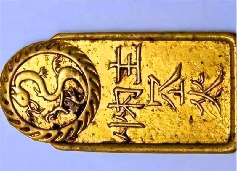 農民釣魚撿到金牌,鑒定時卻被要求「無償上交」,他一怒之下融成金手鐲,結局卻慘了