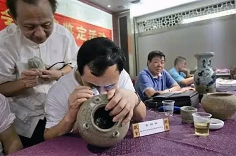 農民釣魚撿到金牌,鑒定時卻被要求「無償上交」,他一怒之下融成金手鐲,結局卻慘了