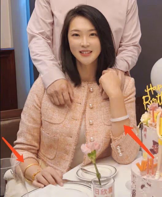 前女排隊長惠若琪32歲生日,手腕戴滿金鐲玉鐲,獲學霸老公送玫瑰