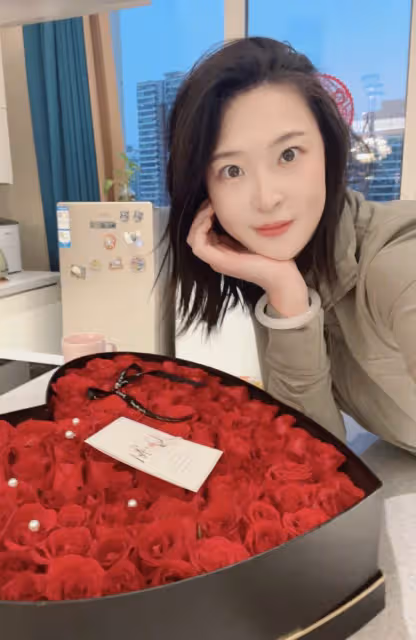 前女排隊長惠若琪32歲生日,手腕戴滿金鐲玉鐲,獲學霸老公送玫瑰