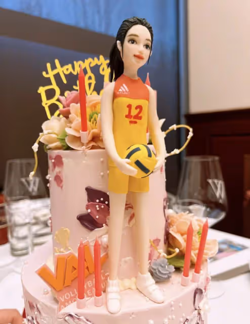 前女排隊長惠若琪32歲生日,手腕戴滿金鐲玉鐲,獲學霸老公送玫瑰