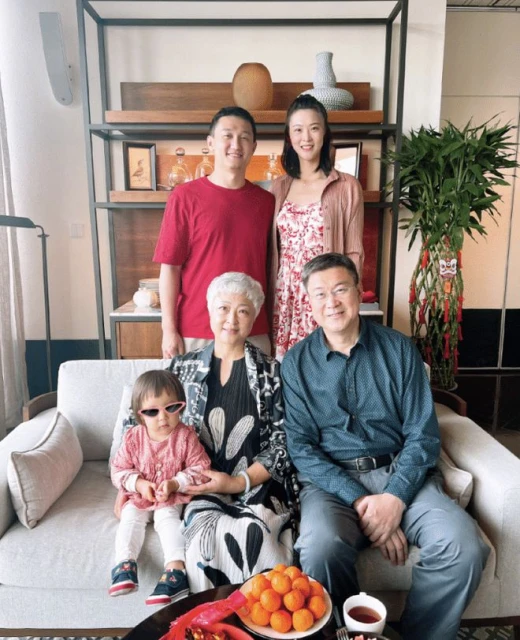 前女排隊長惠若琪32歲生日，手腕戴滿金鐲玉鐲，獲學霸老公送玫瑰