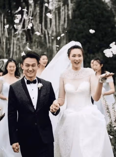 前女排隊長惠若琪32歲生日,手腕戴滿金鐲玉鐲,獲學霸老公送玫瑰