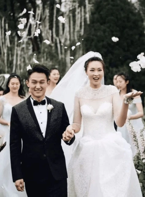 前女排隊長惠若琪32歲生日，手腕戴滿金鐲玉鐲，獲學霸老公送玫瑰