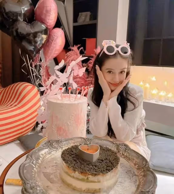 從眾星捧月到人走茶涼,楊穎的「自嗨」生日宴,揭下了姐妹假面?