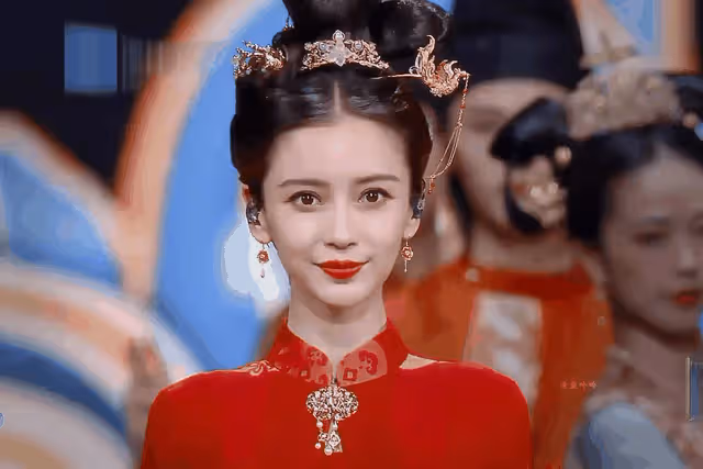 從眾星捧月到人走茶涼，楊穎的「自嗨」生日宴，揭下了姐妹假面？