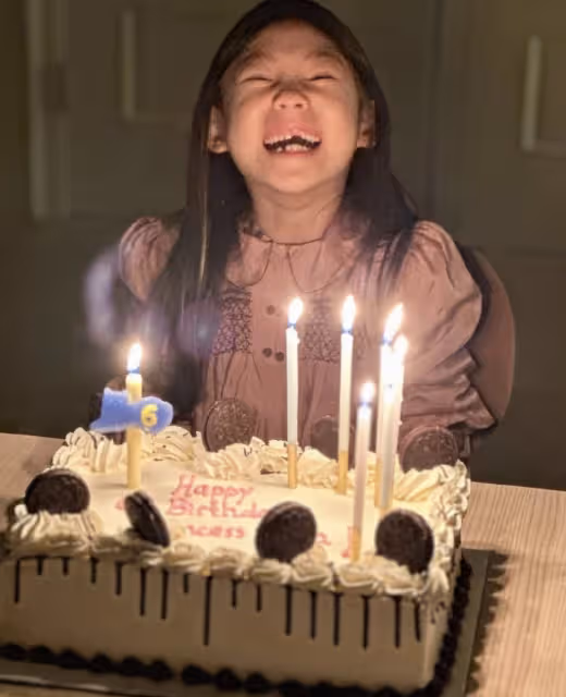 陳冠希為6歲女兒慶生,Alaia神情搞怪鬼馬精靈,長得越來越像爸爸